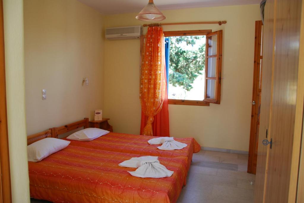 Koulas Pension - Red Lake Agios Prokopios  Room photo